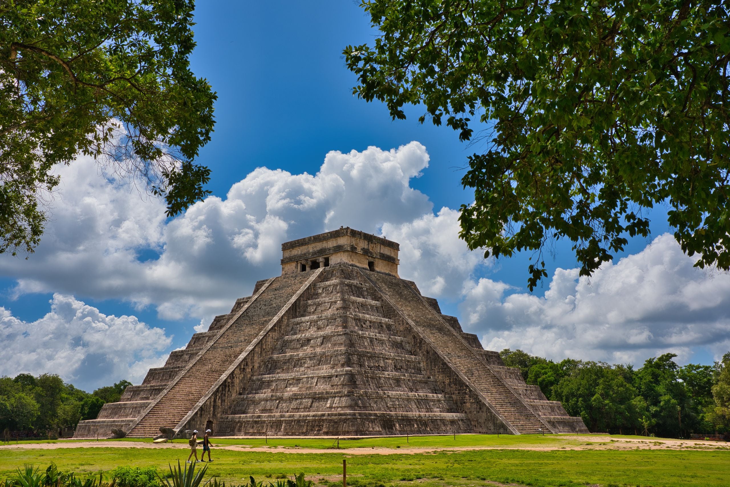 El Castillo pyramid at Chichén Itzá against a blue sky
